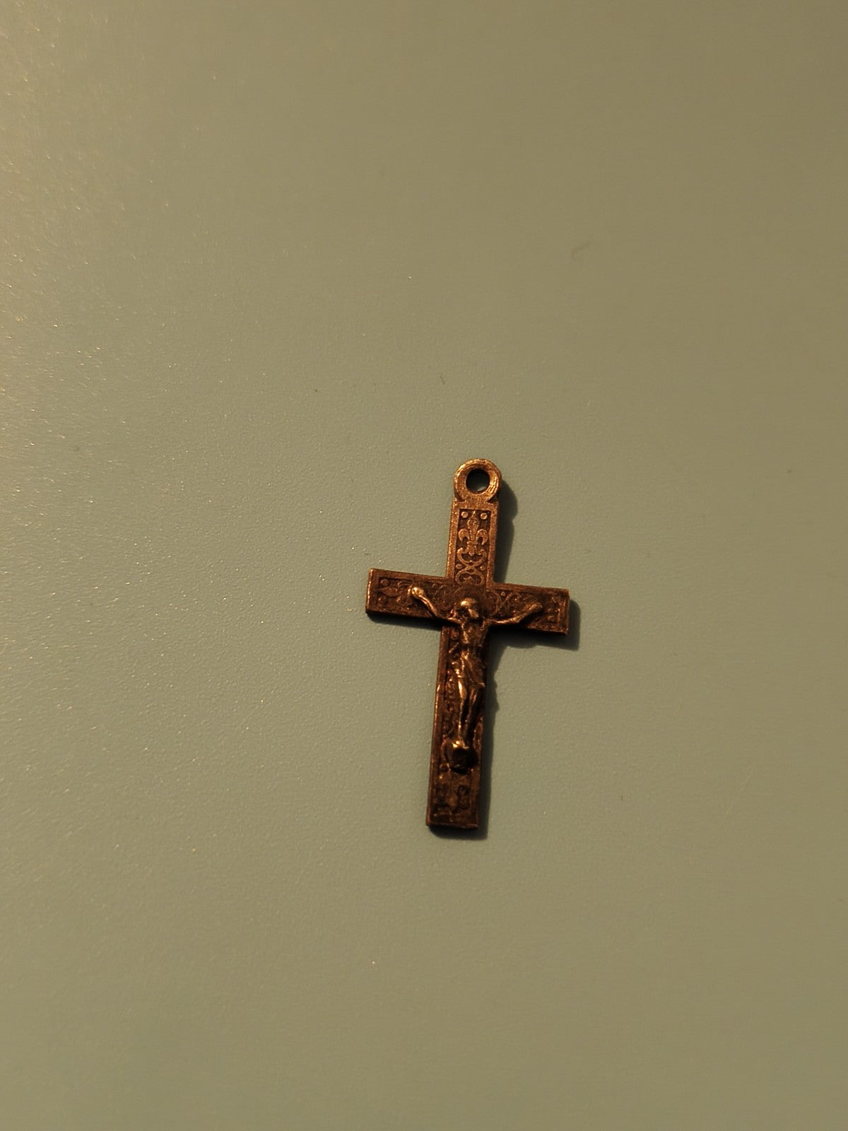 Petite croix catholique vintage pendentif ancien religieux rétro collection Fran