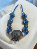 Collier vintage en pierres naturelles bleu, perles travaillées, bijou ancien rét
