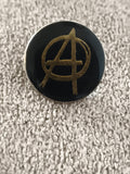 Pin's vintage noir logo anarchie doré badge punk rétro (Ref 6)