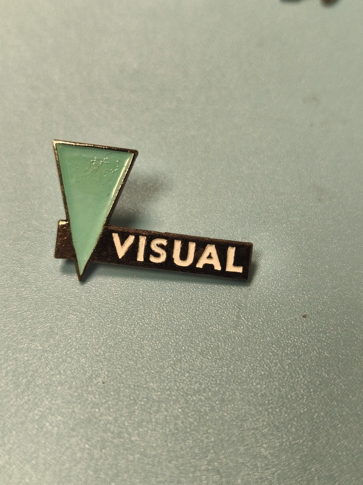 Vintage pin's VISUAL triangle vert style rétro, badge ancien collection (Ref 16)