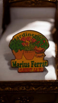Pin's vintage Marius Ferrat jardinerie fleurs déco rétro publicitaire