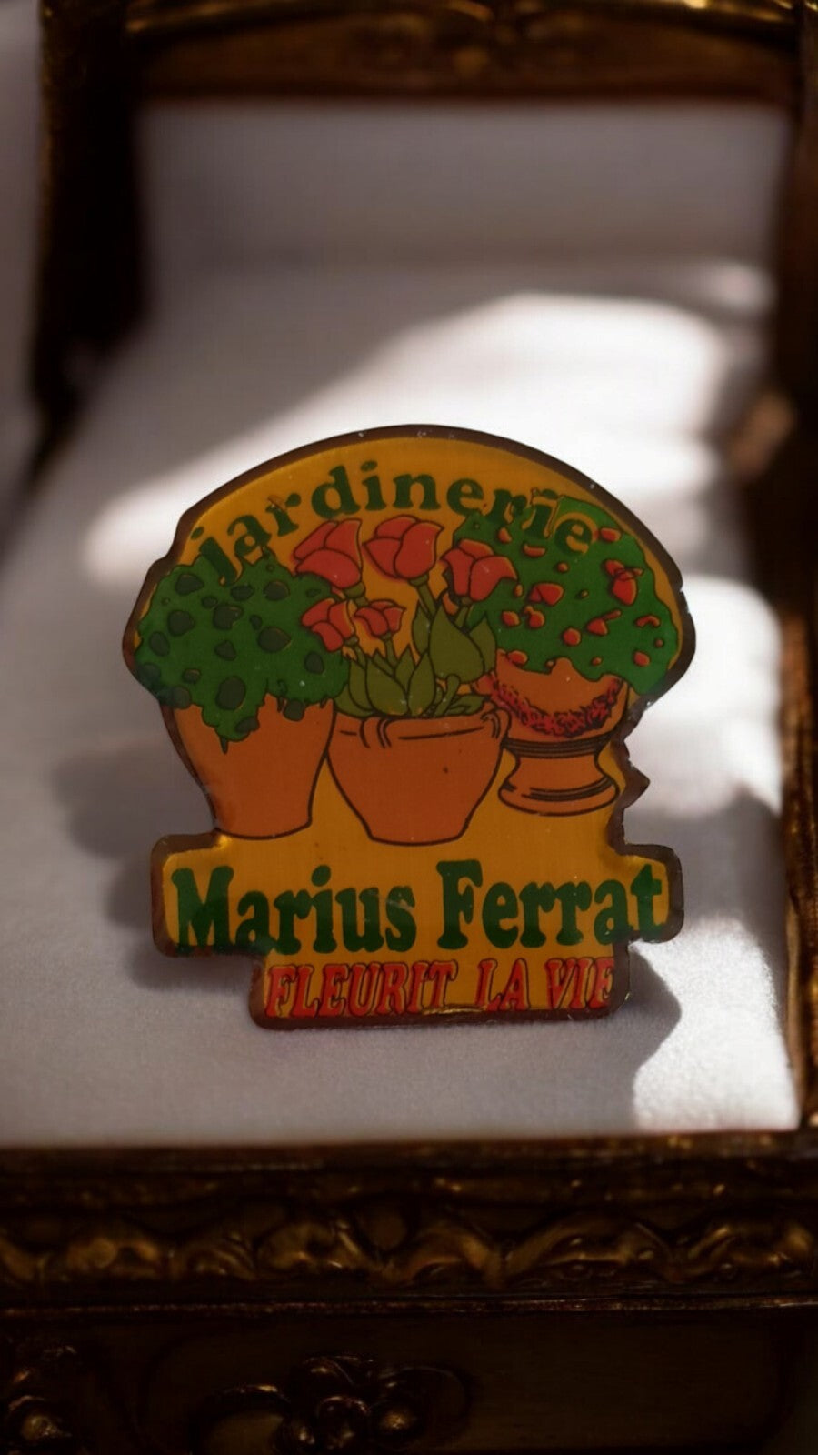 Pin's vintage Marius Ferrat jardinerie fleurs déco rétro publicitaire