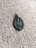 Médaille religieuse ancienne Vierge à l'Enfant ovale patine vert-de-gris