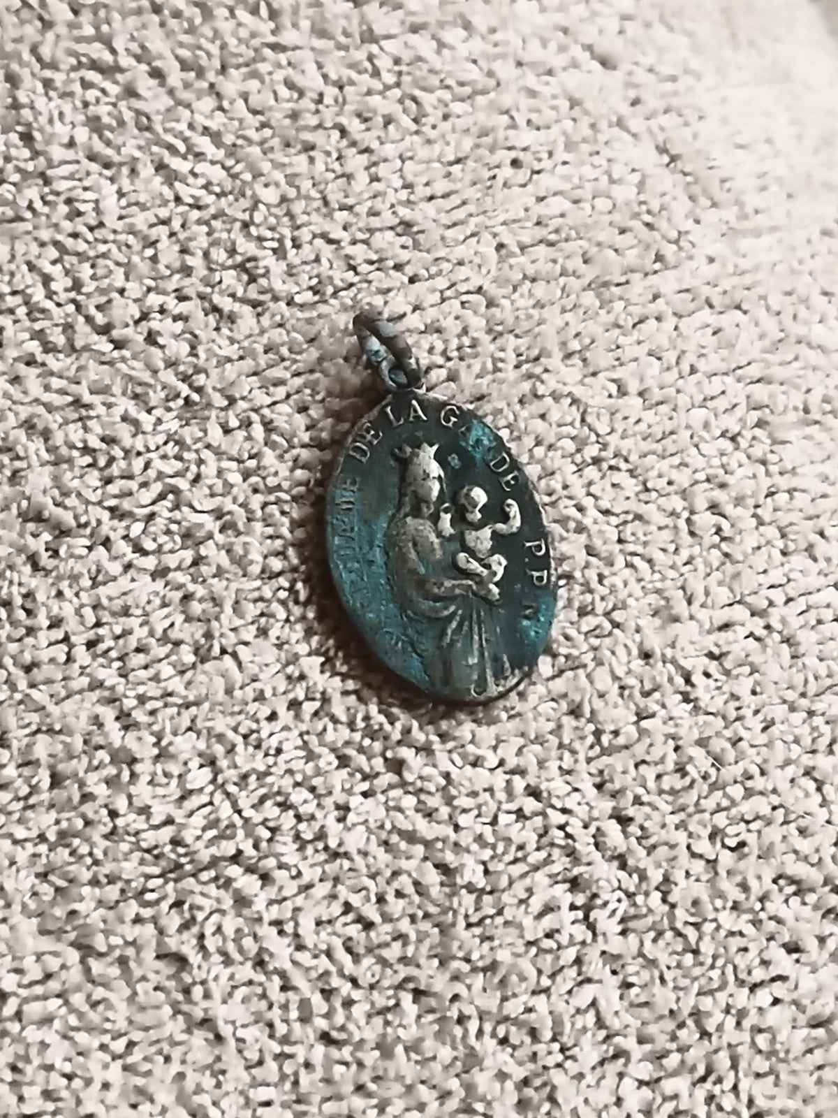 Médaille religieuse ancienne Vierge à l'Enfant ovale patine vert-de-gris