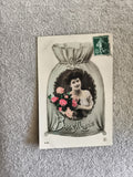 Carte postale ancienne Bonne Année femme bouquet CPA timbre France