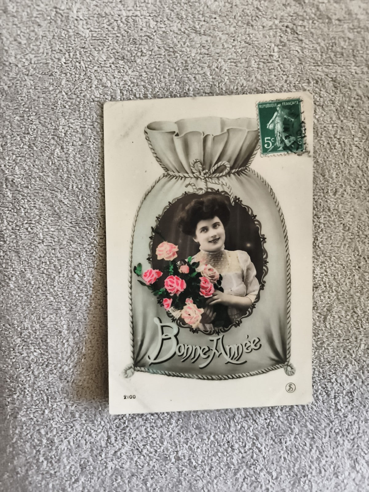 Carte postale ancienne Bonne Année femme bouquet CPA timbre France