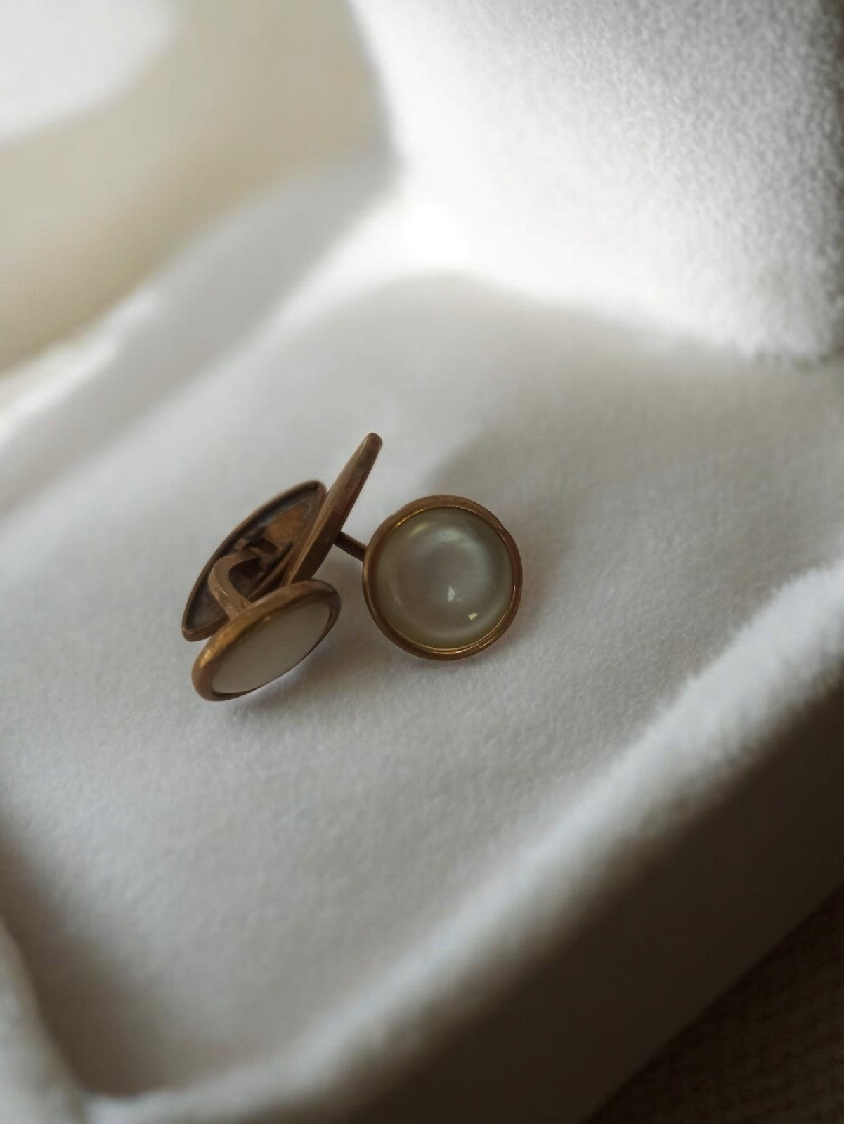Boutons de manchette vintage plaqué or, rond, cabochon blanc rétro ancien