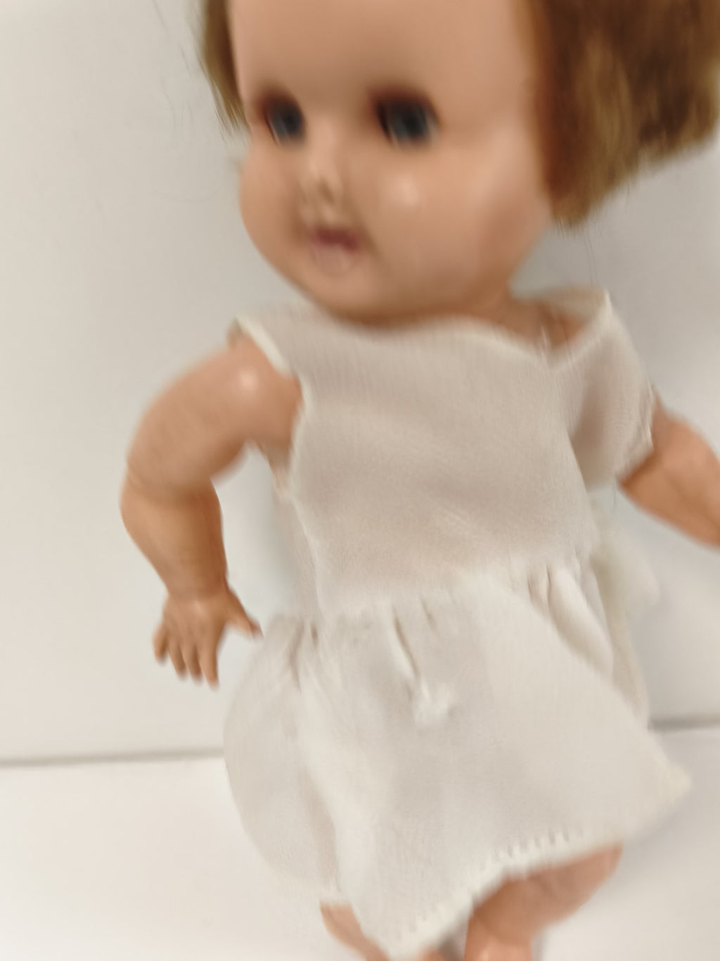 Ancienne poupée Clodrey, vinyle, yeux bleus dormeurs, robe blanche