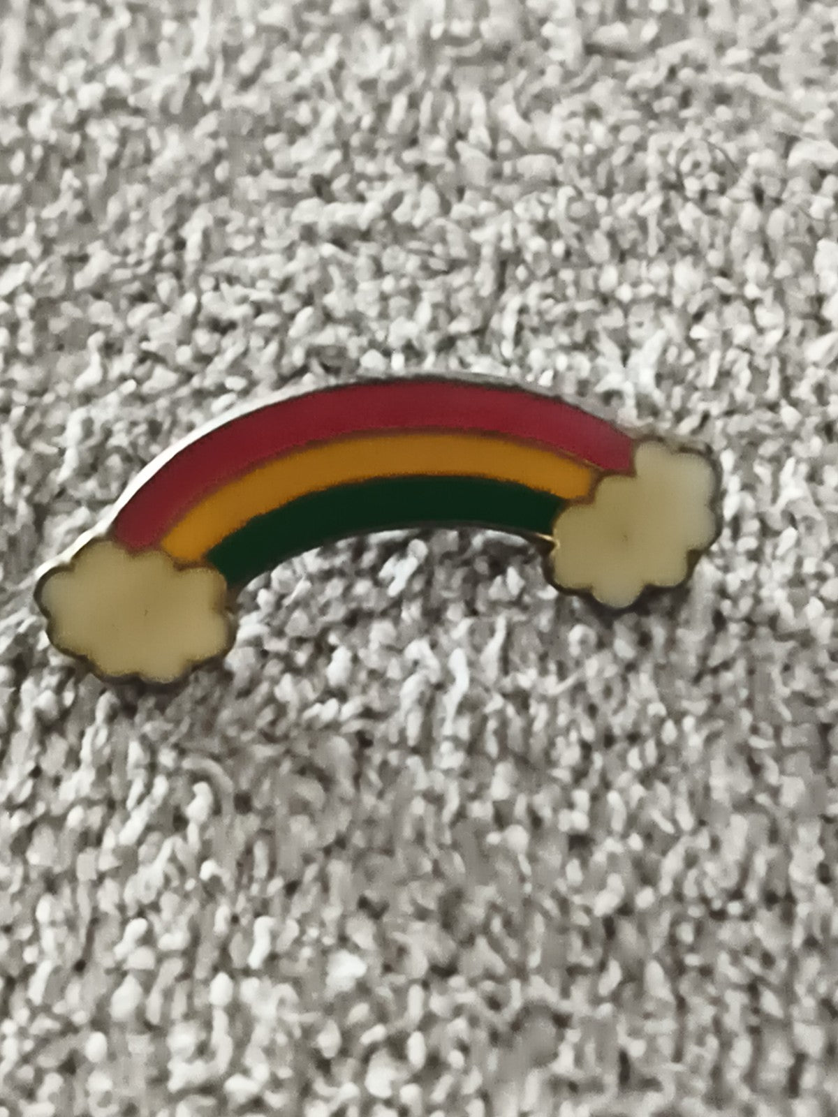 Pin's vintage arc-en-ciel nuages émaillé, badge rétro années 80 (Ref 9)