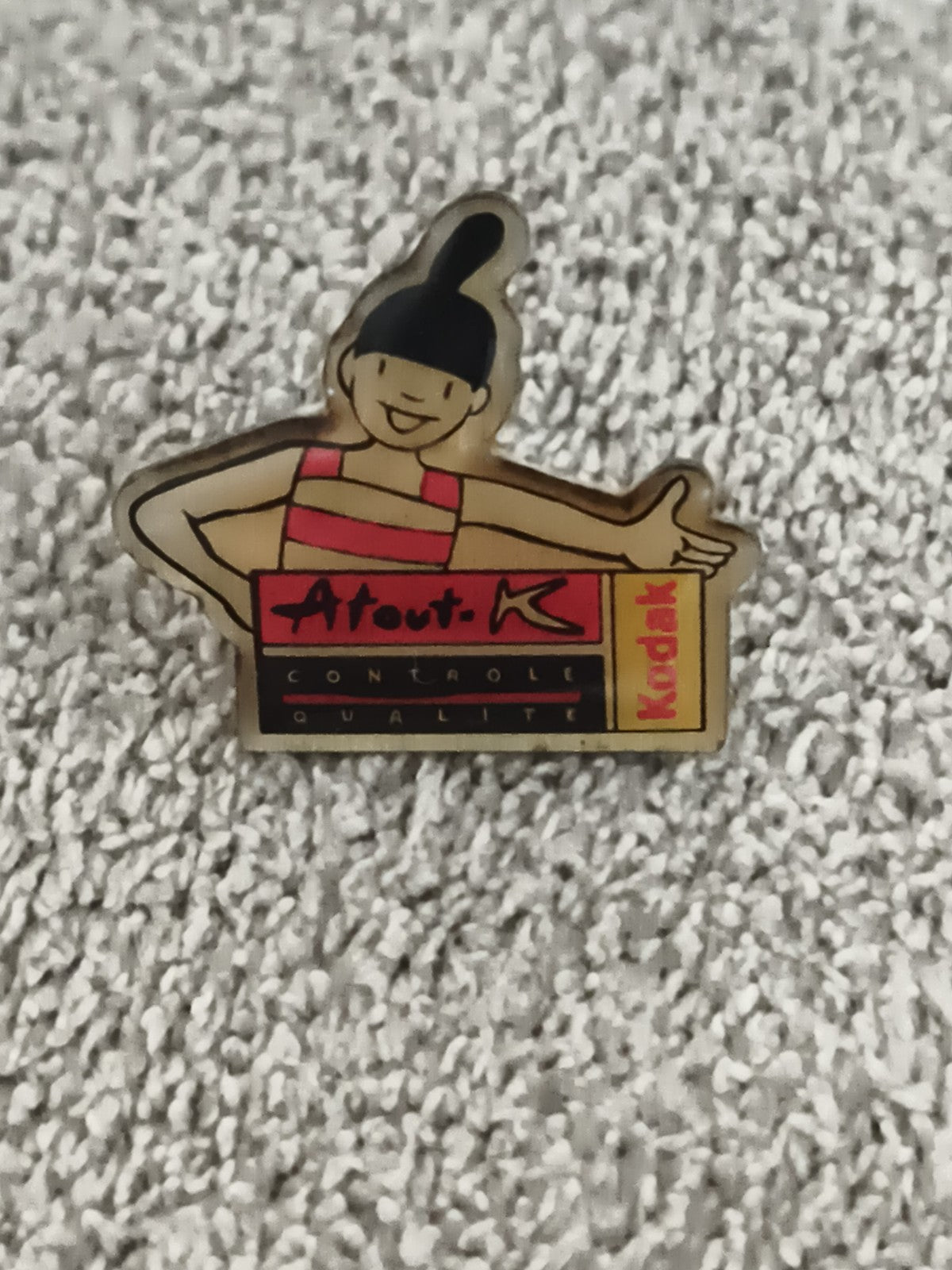 Pin's vintage Kodak Atout K contrôle qualité badge publicitaire ancien