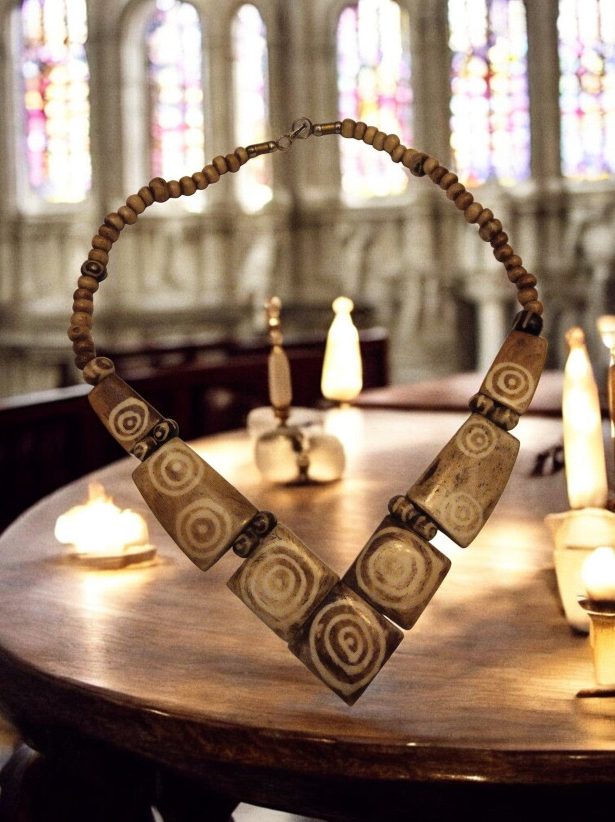 Collier en os sculpté motifs cerclés, bijou ethnique unique, fermoir métal