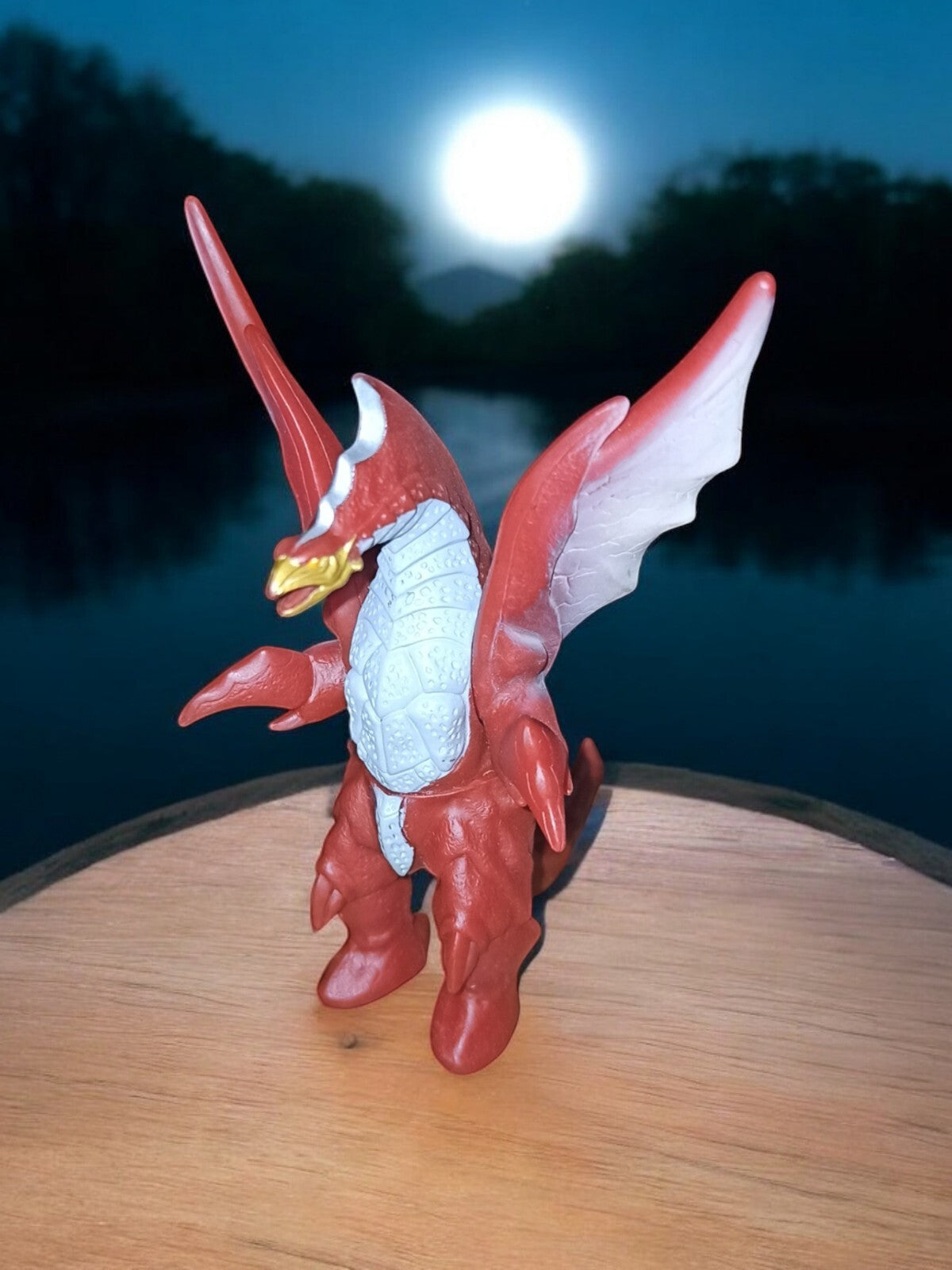 Figurine Kaiju Ultraman Bandai 2014 rouge et blanc, monstre japonais rare