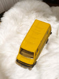 Camionnette miniature vintage jaune, véhicule ancien rétro déco jouet
