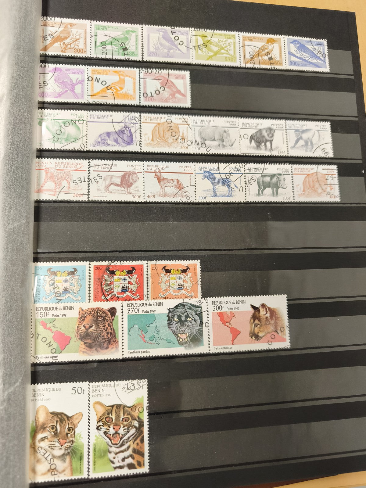 Lot de timbres République du Bénin oblitérés motifs animaux et oiseaux couleurs
