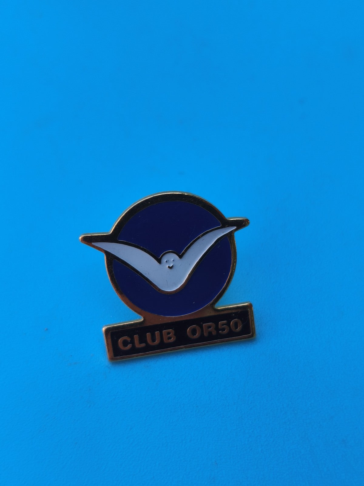 Vintage pin's CLUB OR50 bleu oiseau émaillé collection badge ancien