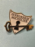 Pin's vintage serrurerie Michelier émaillé, forme blason clé, collection