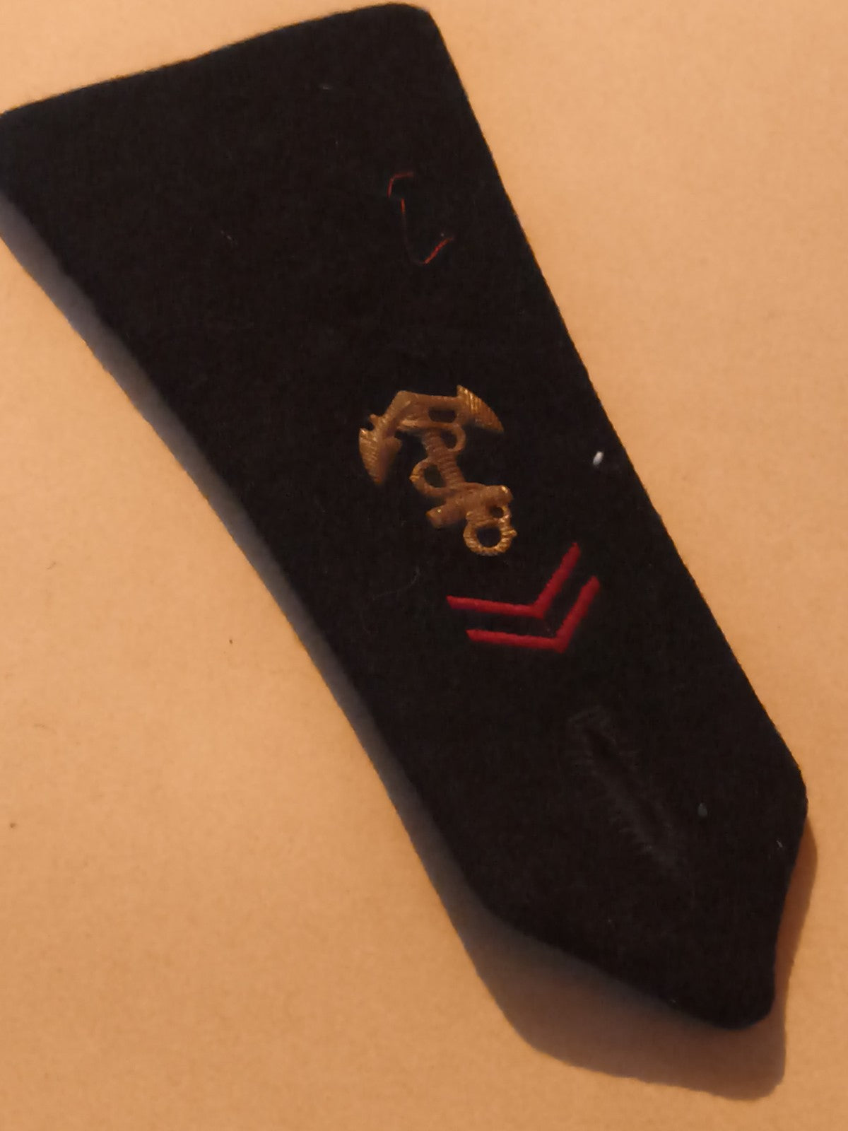 Écusson ancien militaire noir brodé insigne doré chevrons rouges vintage