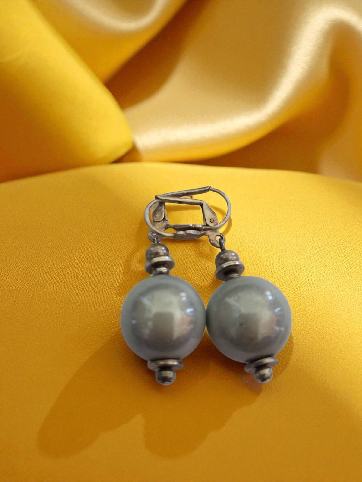 Boucles d’oreilles rétro vintage années 60 perles grises clip fantaisie