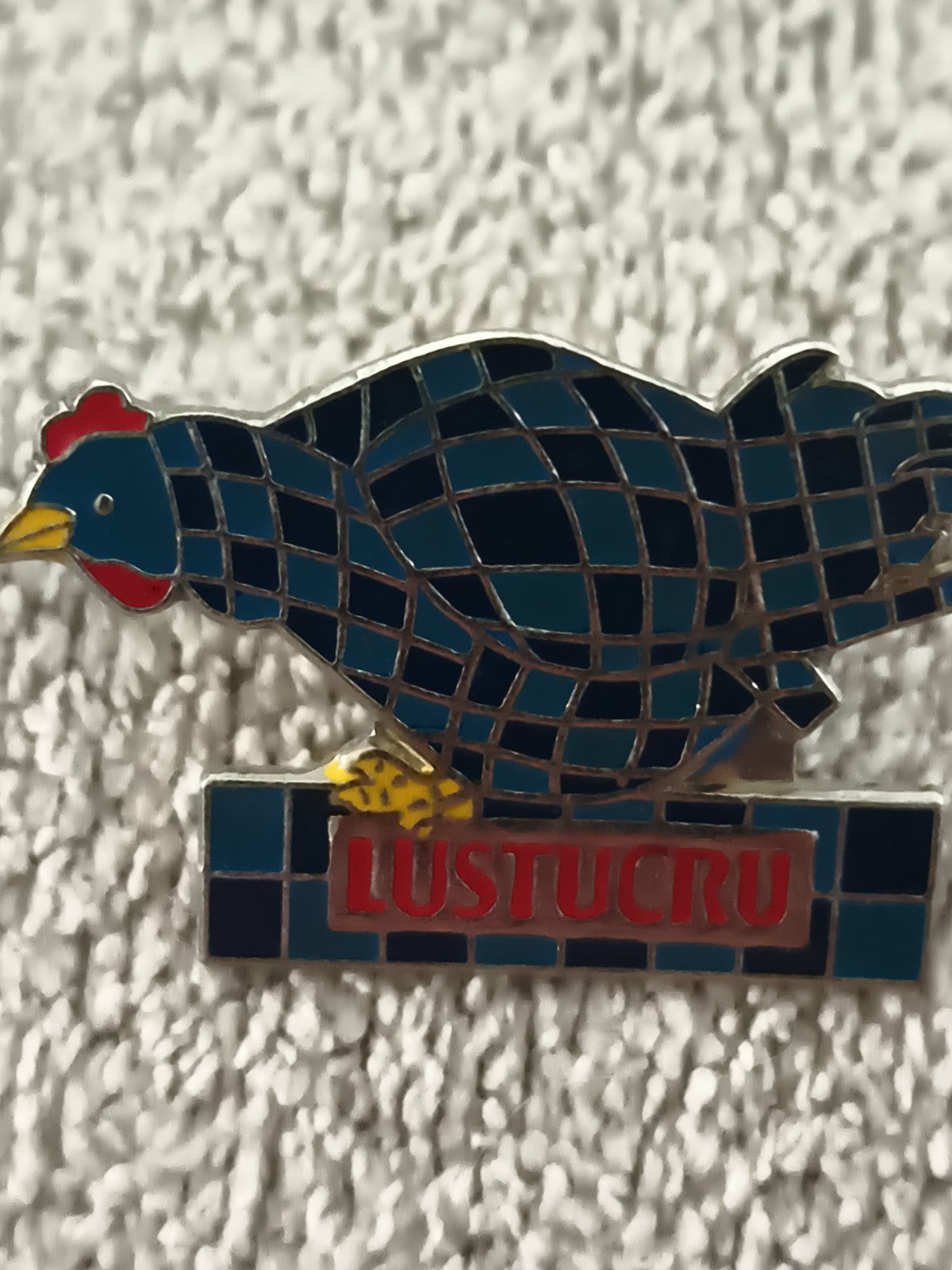 Pin's vintage Lustucru poule bleue émaillée logo ancien badge publicitaire (Ref
