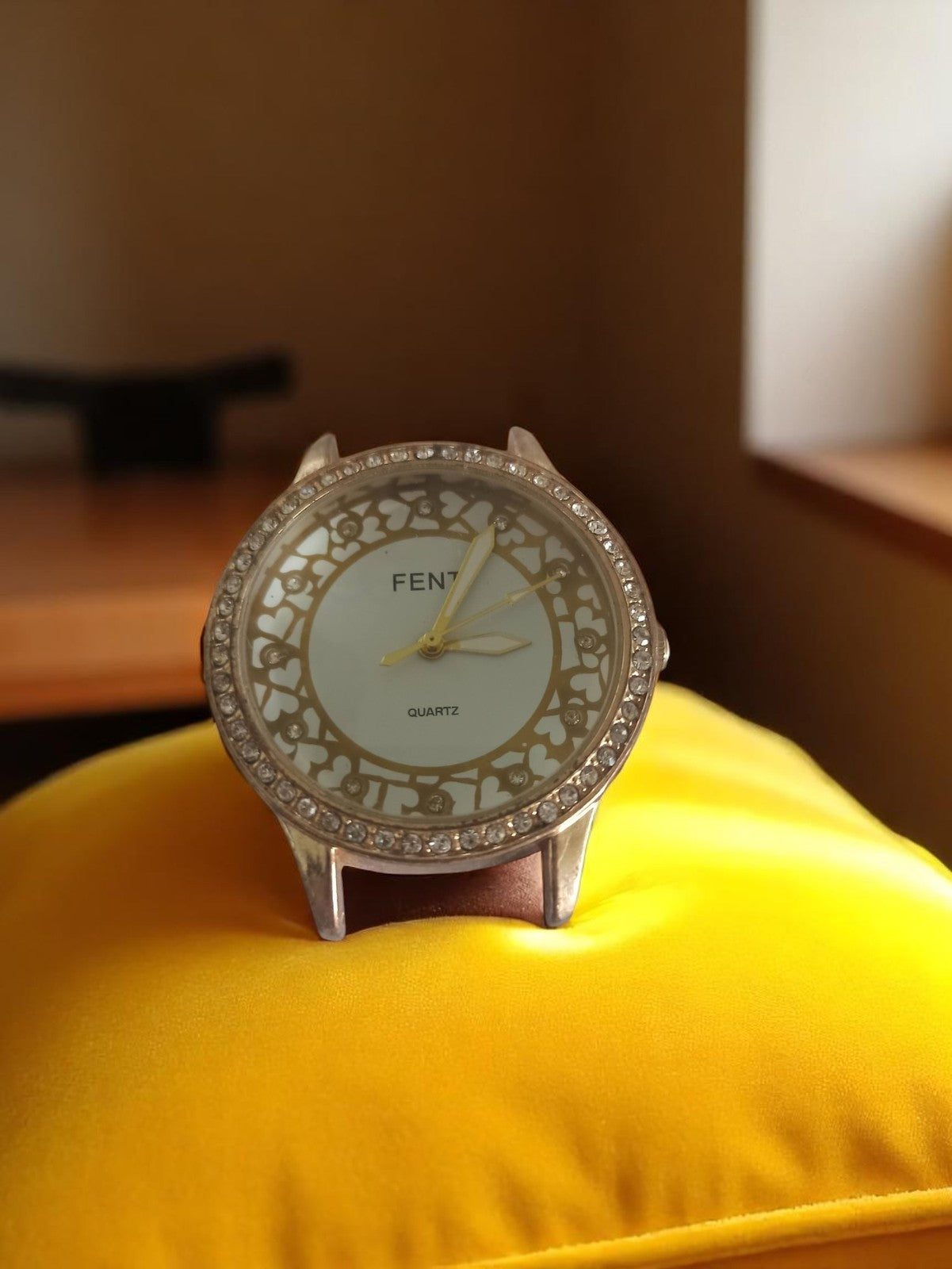 Montre femme FENT vintage quartz, cadran ajouré, strass rétro