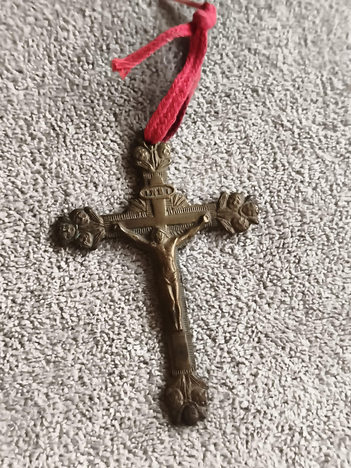 Crucifix ancien catholique bronze aspect patiné Christ INRI décoration religieus