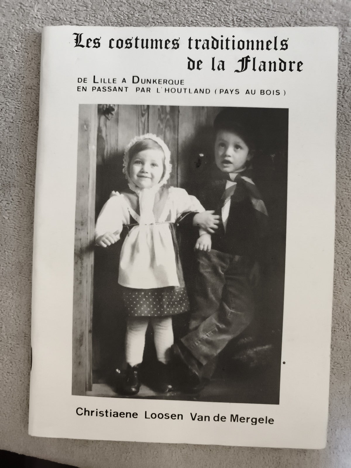 Livre costumes traditionnels Flandre Lille Dunkerque Loosen Van de Mergele