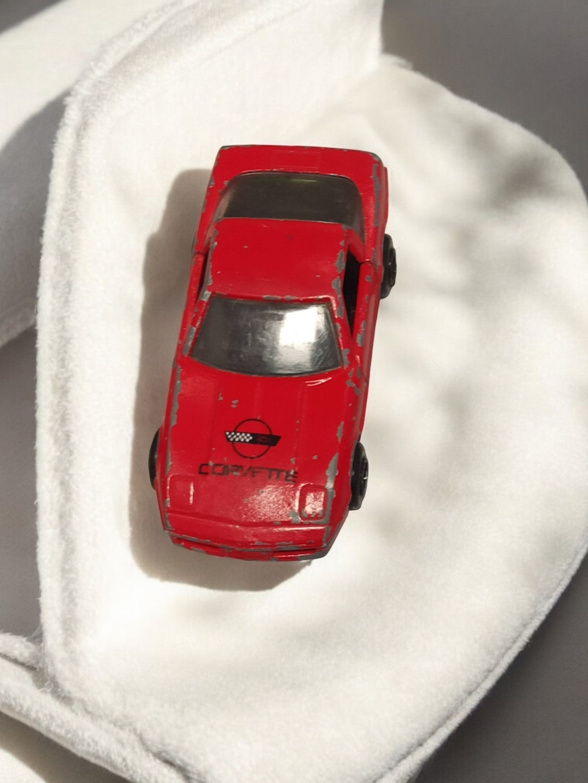 Voiture miniature vintage Corvette rouge, ancienne auto rétro déco