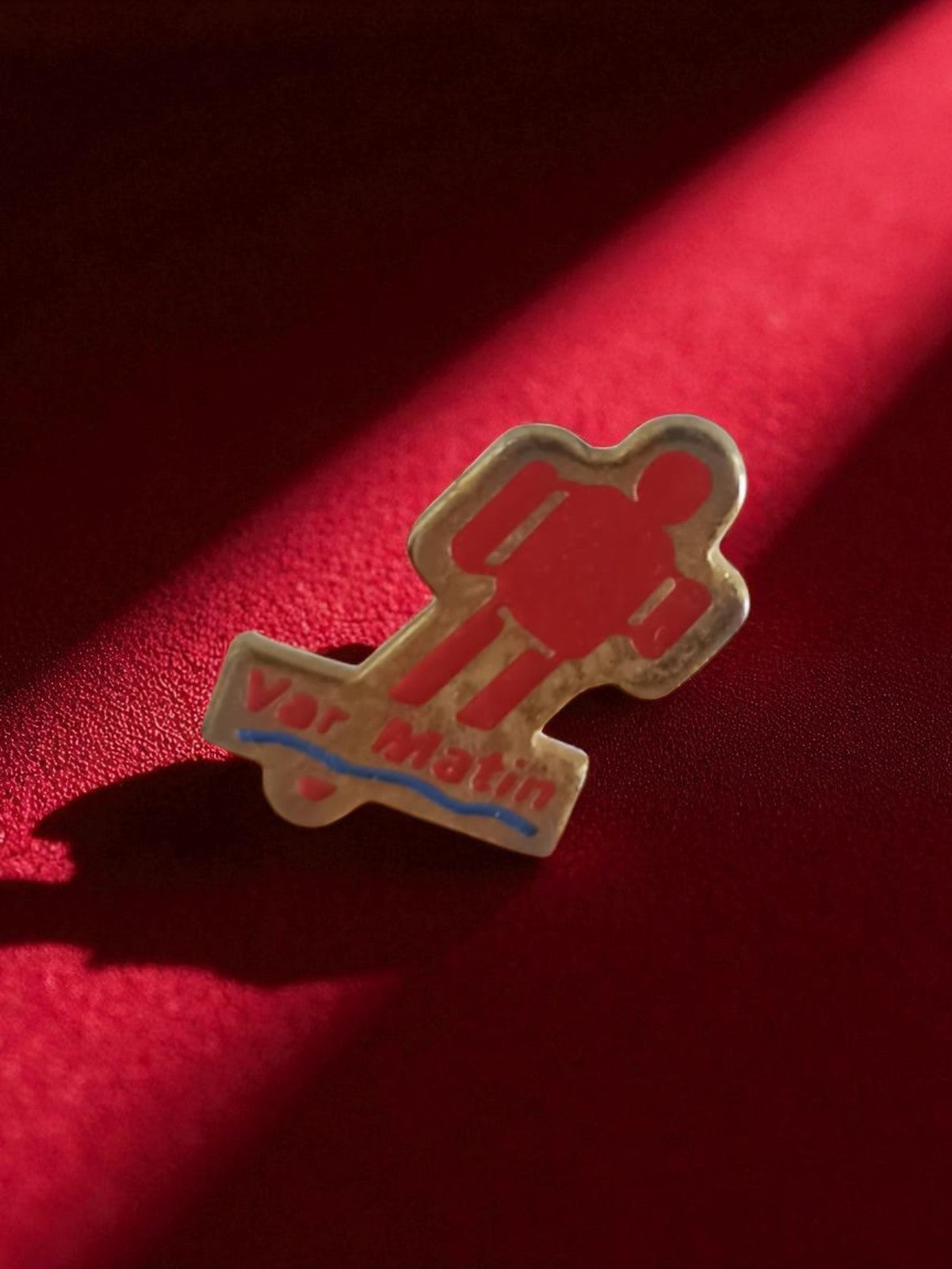 Pin's Var Matin publicitaire rétro badge vintage presse ancien