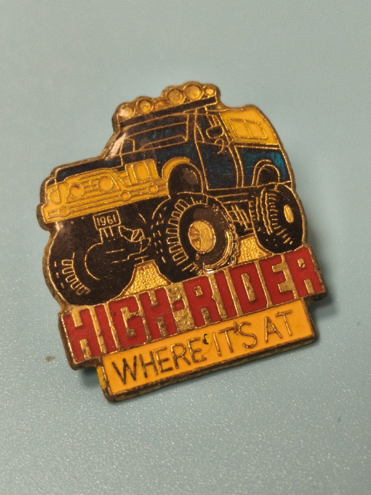 Vintage pin's High Rider camion 4x4 jaune et bleu offroad collection