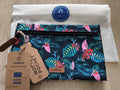 Pochette Cabaia motif tropical bleu vert – front pocket neuve 24 cm