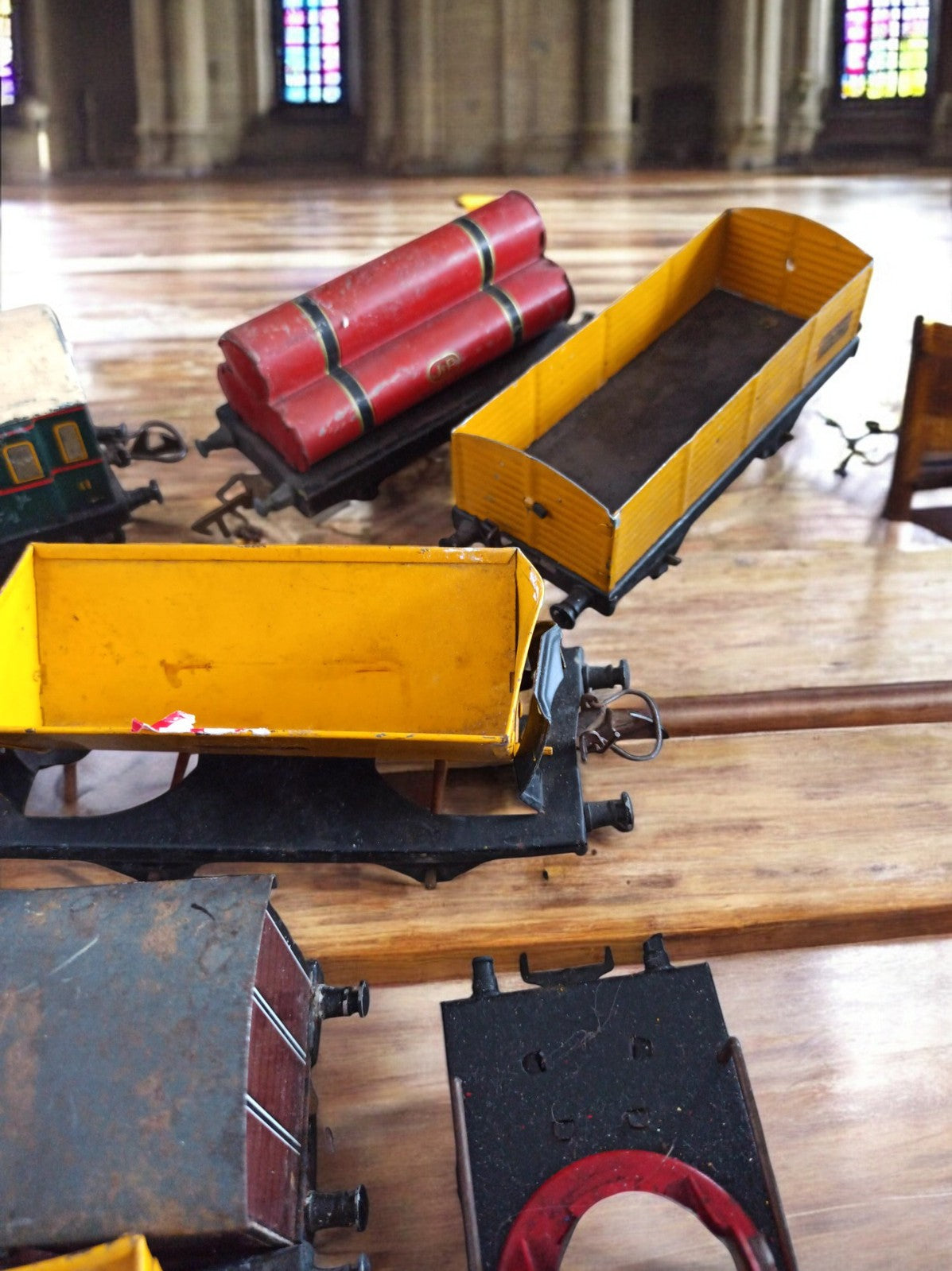 Lot trains miniatures vintage en tôle wagons et rails anciens