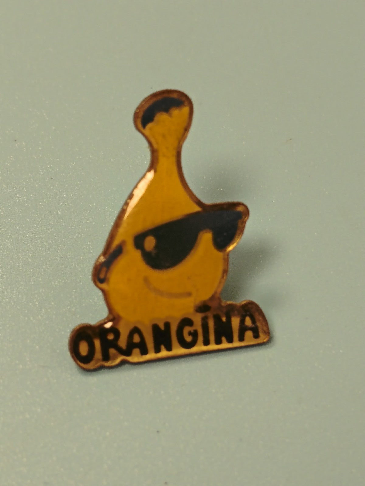 Pin's vintage Orangina mascotte lunettes noires collection soda publicitaire