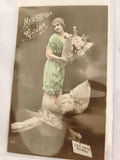 Carte postale ancienne Heureuse Année, femme bouquet, oiseau, colorisée CPA