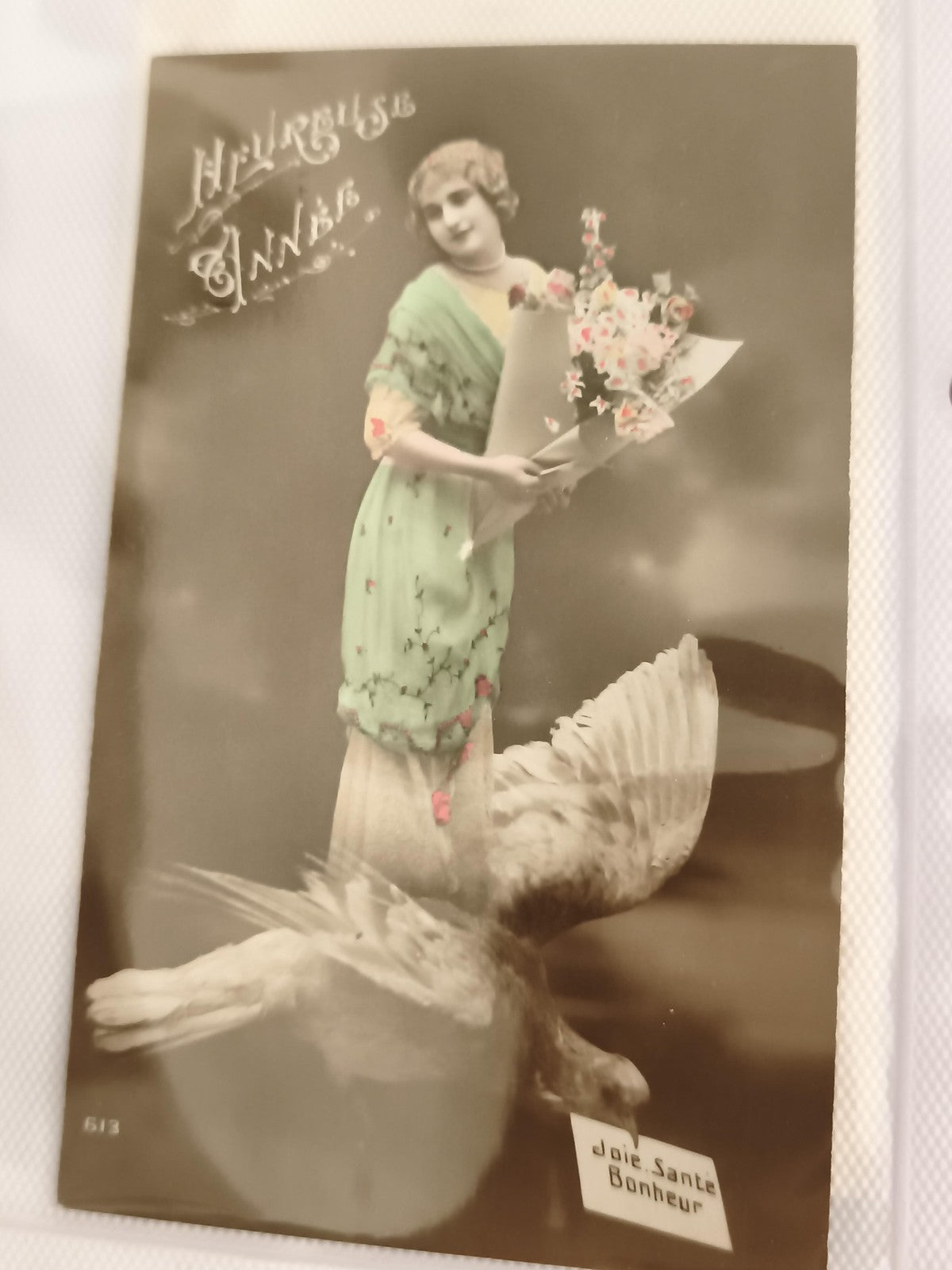 Carte postale ancienne Heureuse Année, femme bouquet, oiseau, colorisée CPA