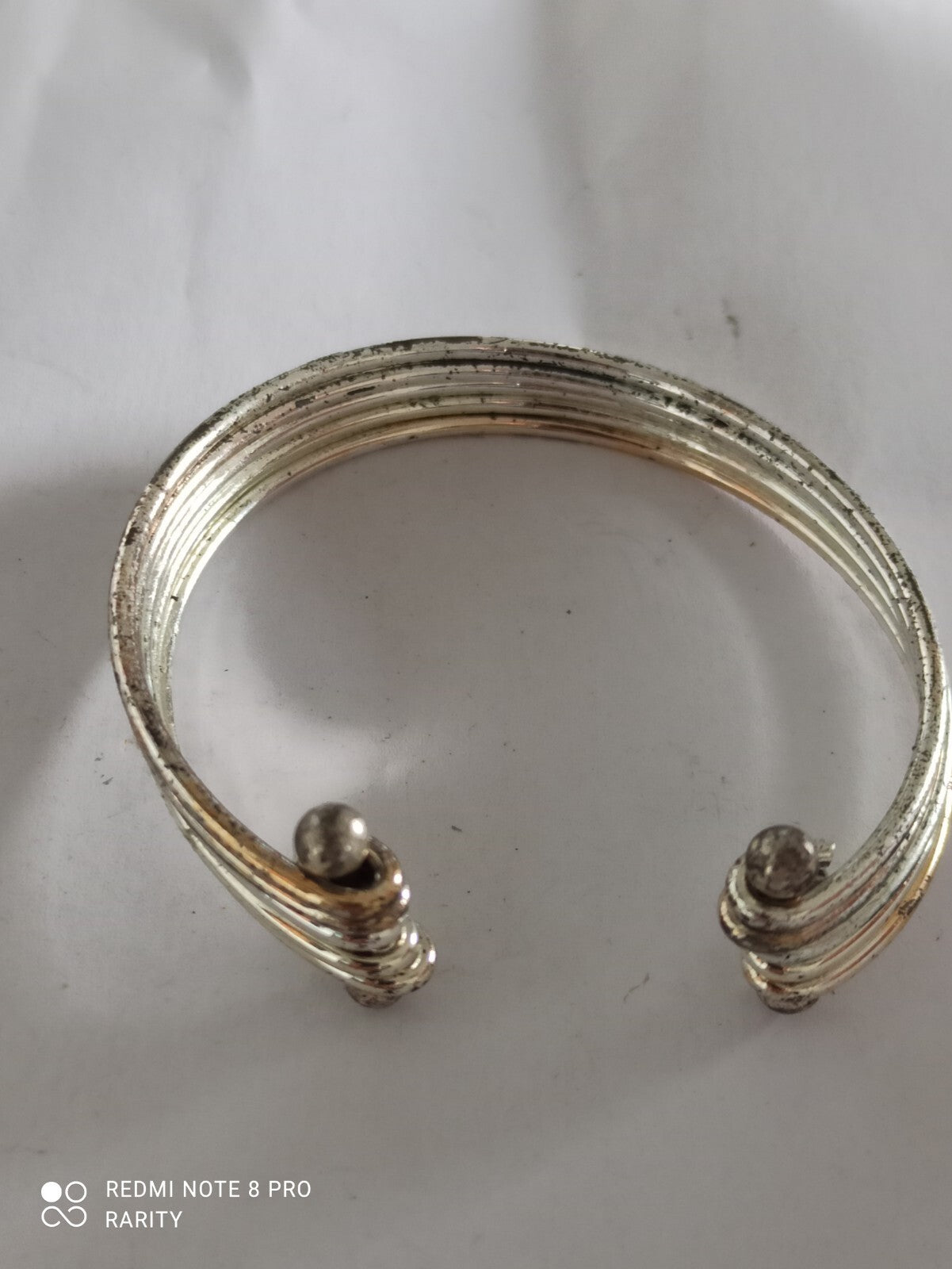 Bracelet jonc ancien métal et laiton, ouverture rigide, effet strié vintage