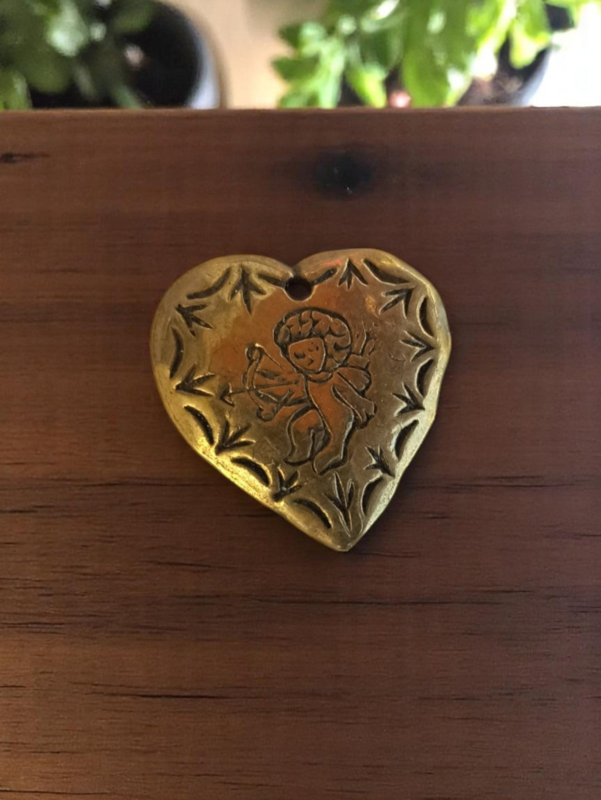 Pendentif cœur vintage métal Cupidon années 50, bijou ancien deadstock