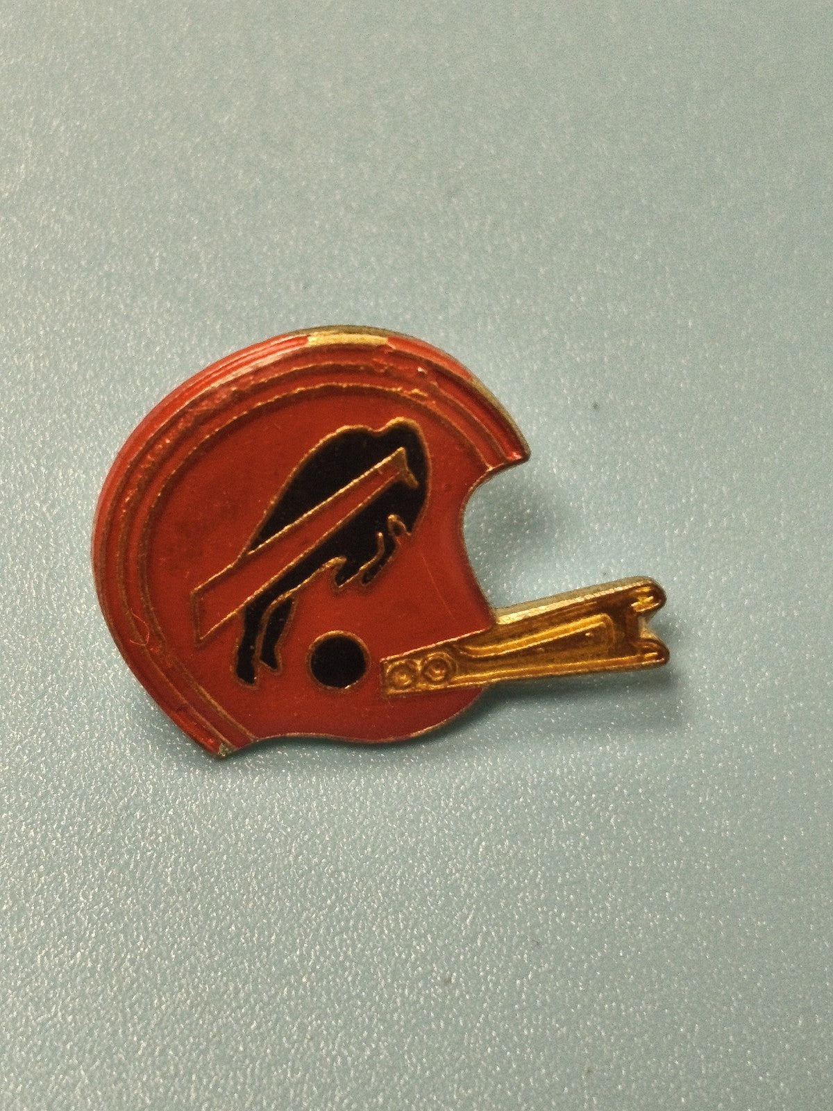Pin's vintage football casque rouge motif bison collection sport ancien