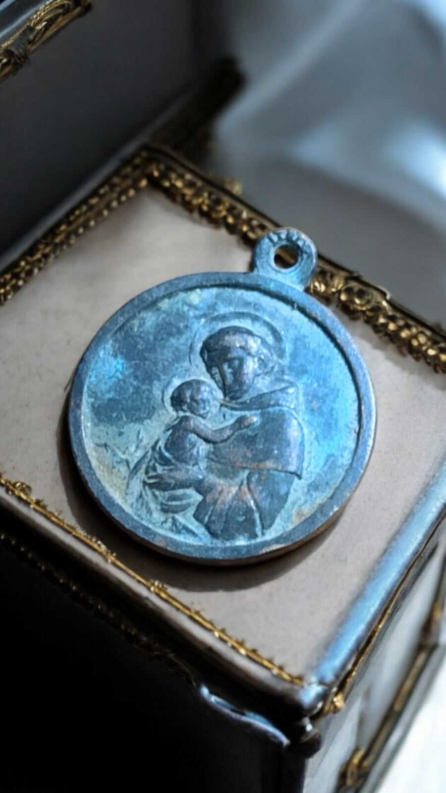 Médaille religieuse vintage Vierge à l'Enfant patinée ? Symbole de foi
