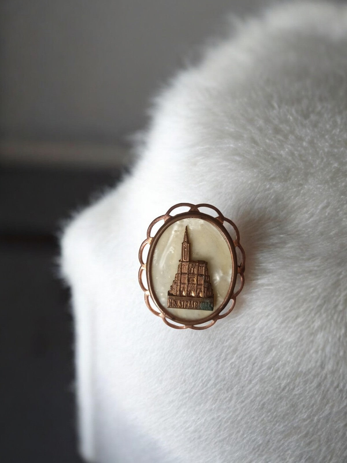 Broche ancienne religieuse Strasbourg nacre doré rétro, bijou vintage église