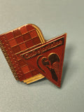 Vintage pin's Clairefontaine rouge triangle carnet logo papeterie collection