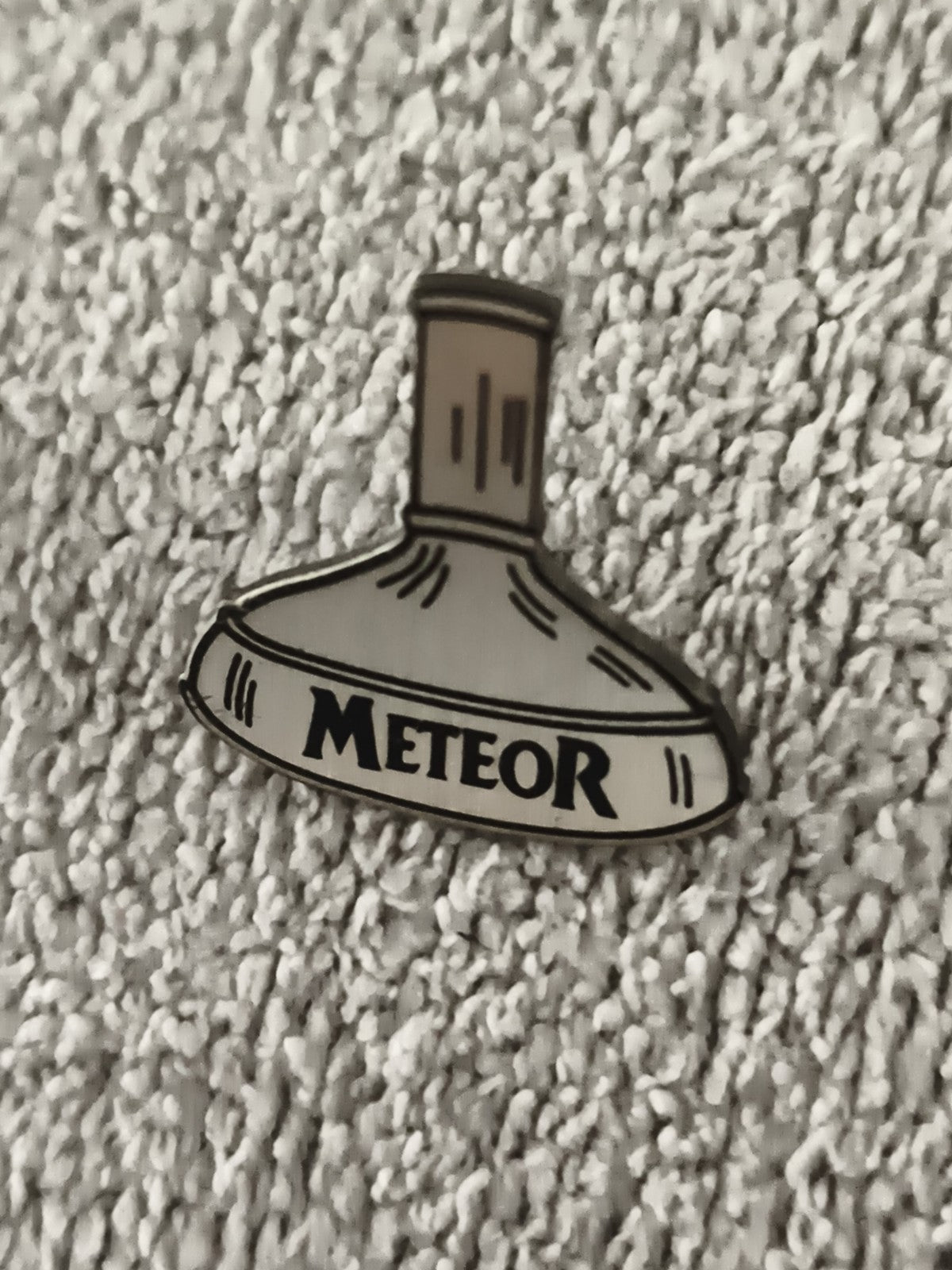 Pin's vintage METEOR toupie gris beige badge ancien (Ref 9)