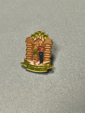 Pin's vintage A. Monticelli cabane bois scène famille collection (Ref 12)
