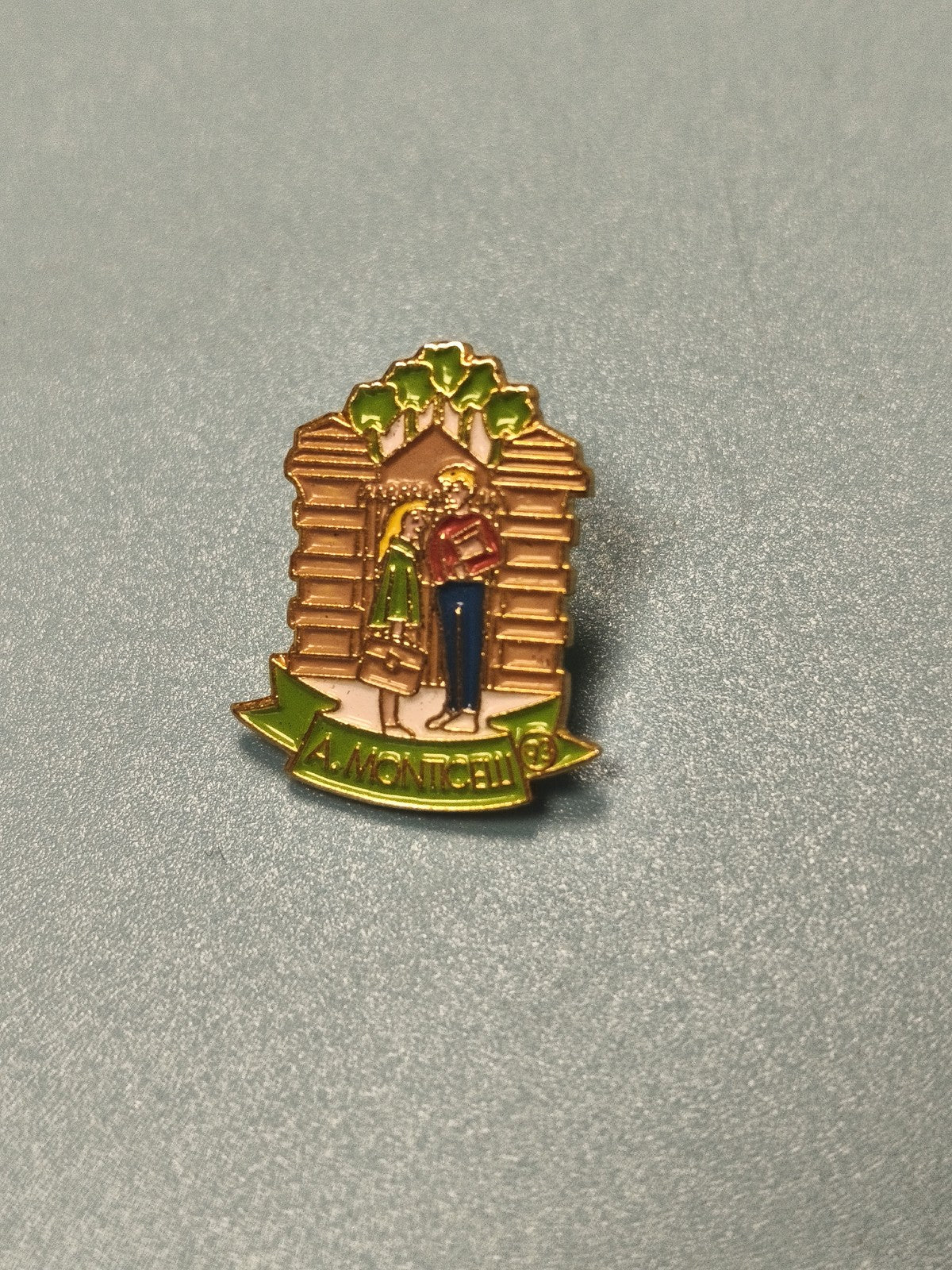 Pin's vintage A. Monticelli cabane bois scène famille collection (Ref 12)