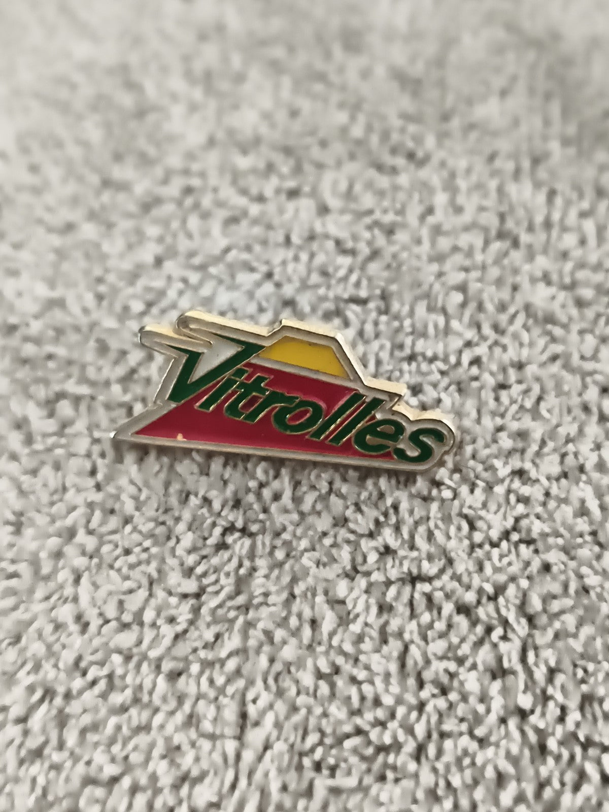 Pin's vintage Vitrolles logo émaillé rouge jaune vert années 90 (Ref 6)
