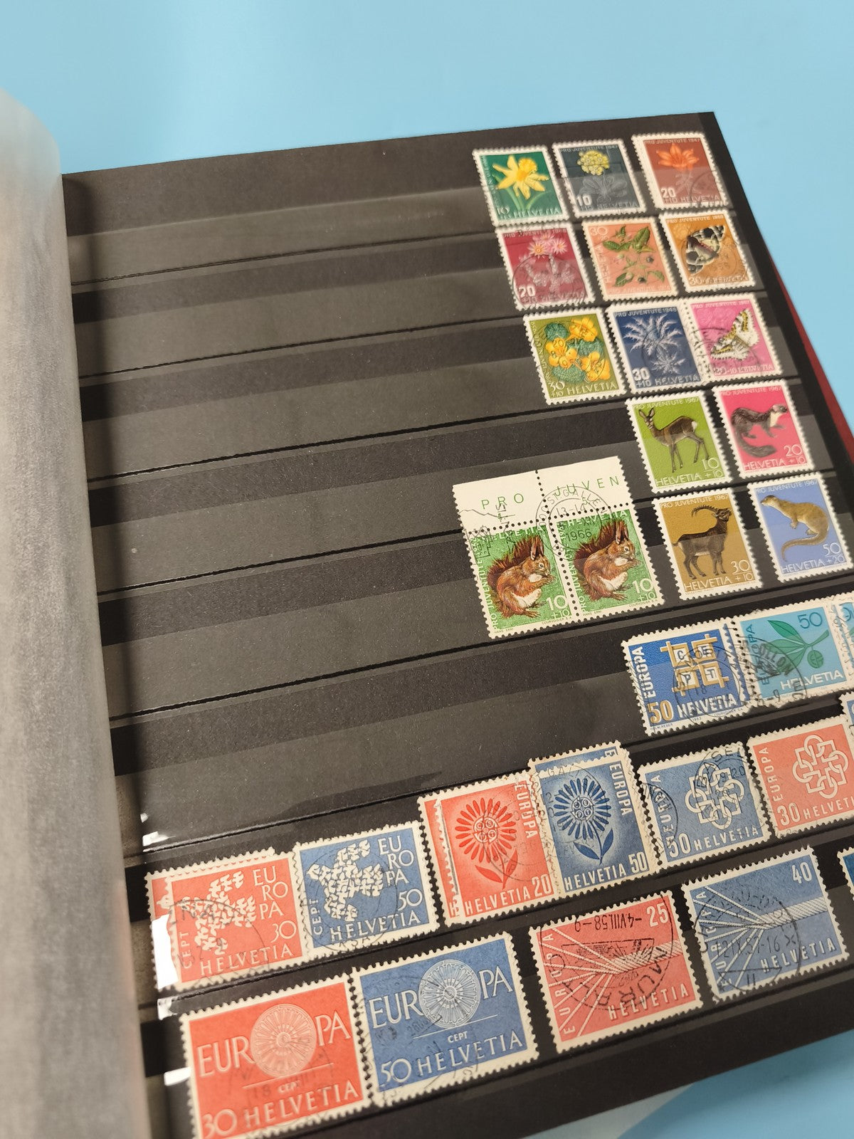 Gros classeur ancien timbres monde à trier ? vrac collection philatélie rouge
