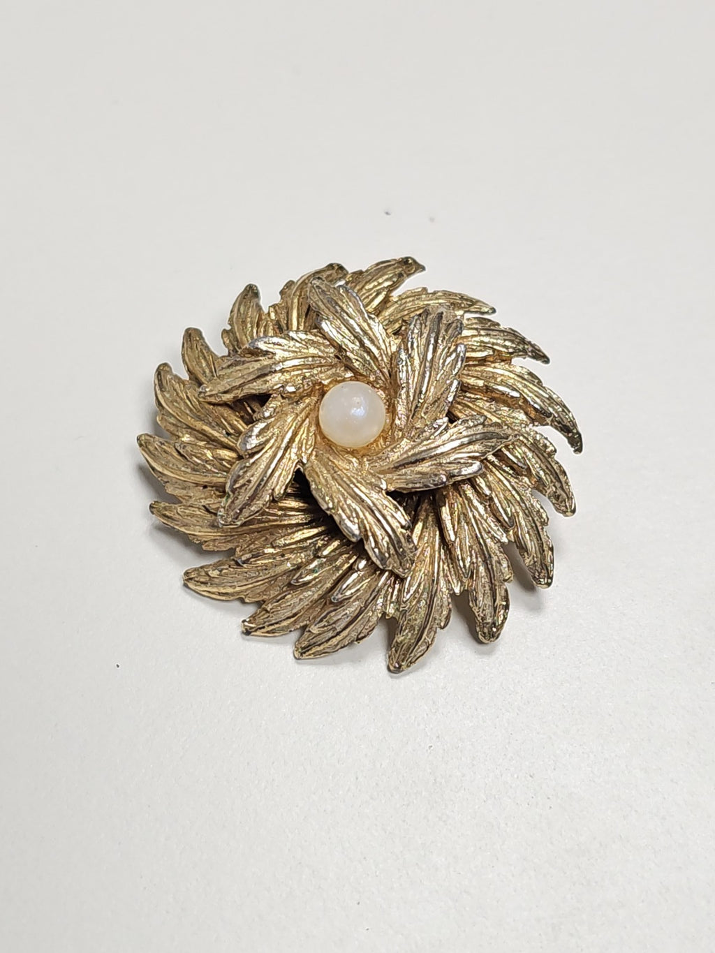 Broche vintage ancienne en métal doré rétro, bijou de collection élégant