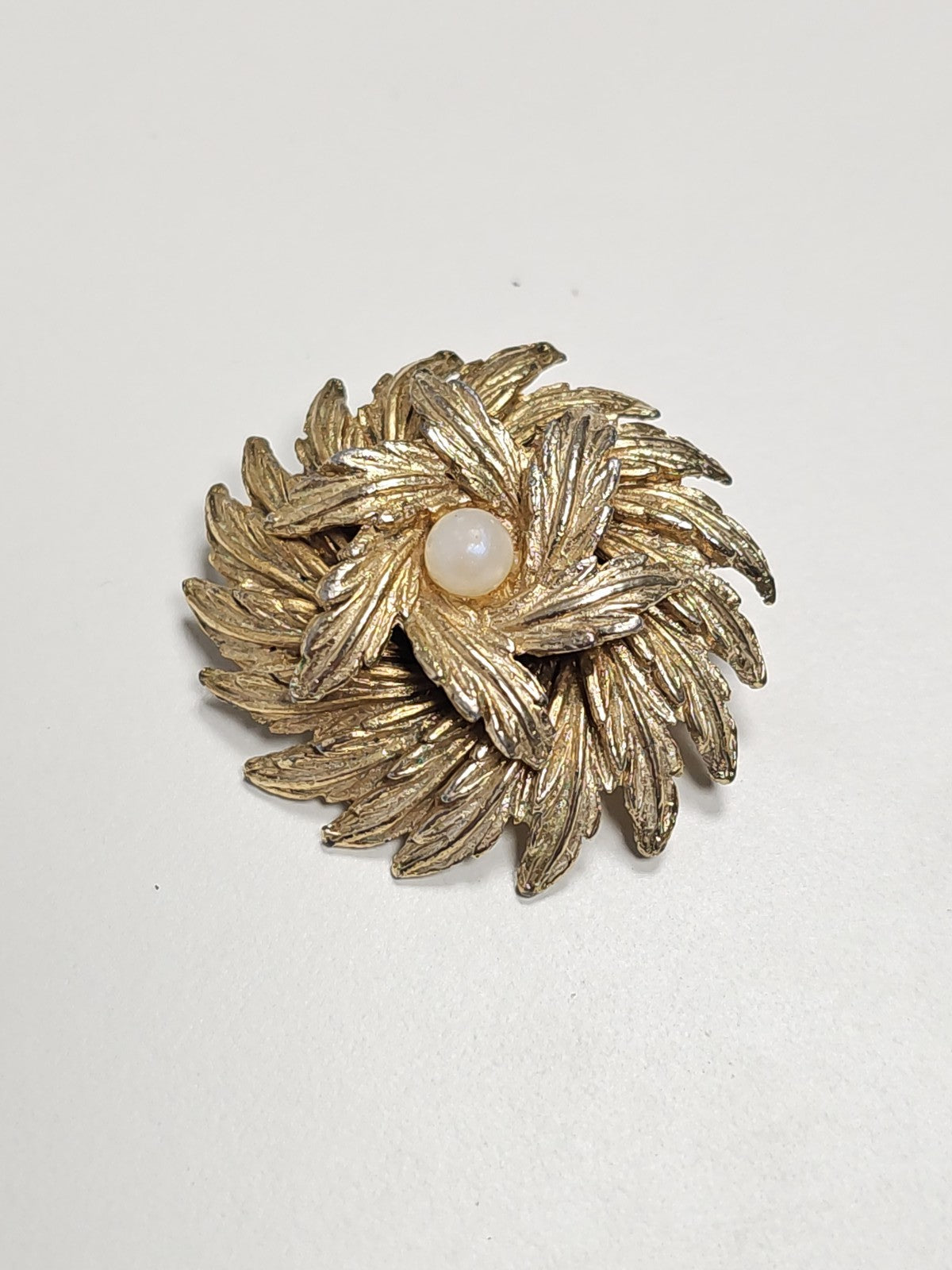 Broche vintage ancienne en métal doré rétro, bijou de collection élégant