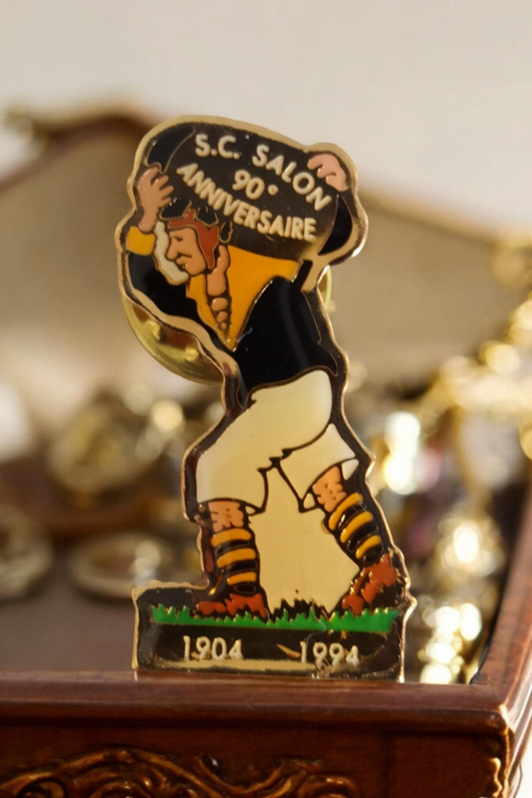 Pin's vintage S.C. Salon 90e Anniversaire 1904-1994 rétro rugby