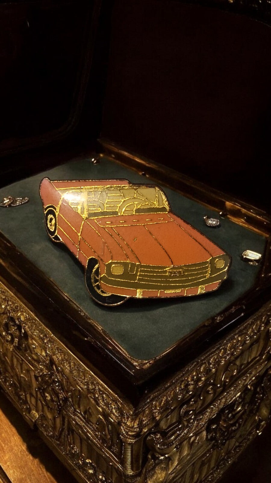 Pin's vintage voiture cabriolet rétro, finition émaillée, rare occasion