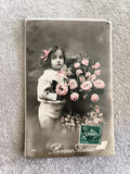 Carte postale ancienne Bonne Année fillette bouquet roses colorisées CPA